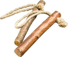 NufNuf Naturspaß Apfelholz mit Seil Hundespielzeug